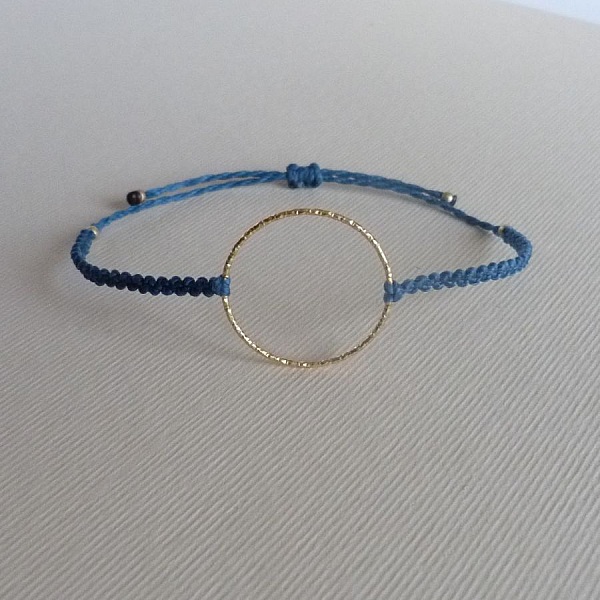 Bracelet fin en micro-macram&eacute; bleu canard avec un anneau en argent recouvert d'une finition dor&eacute;e &agrave; l'or fin 24K