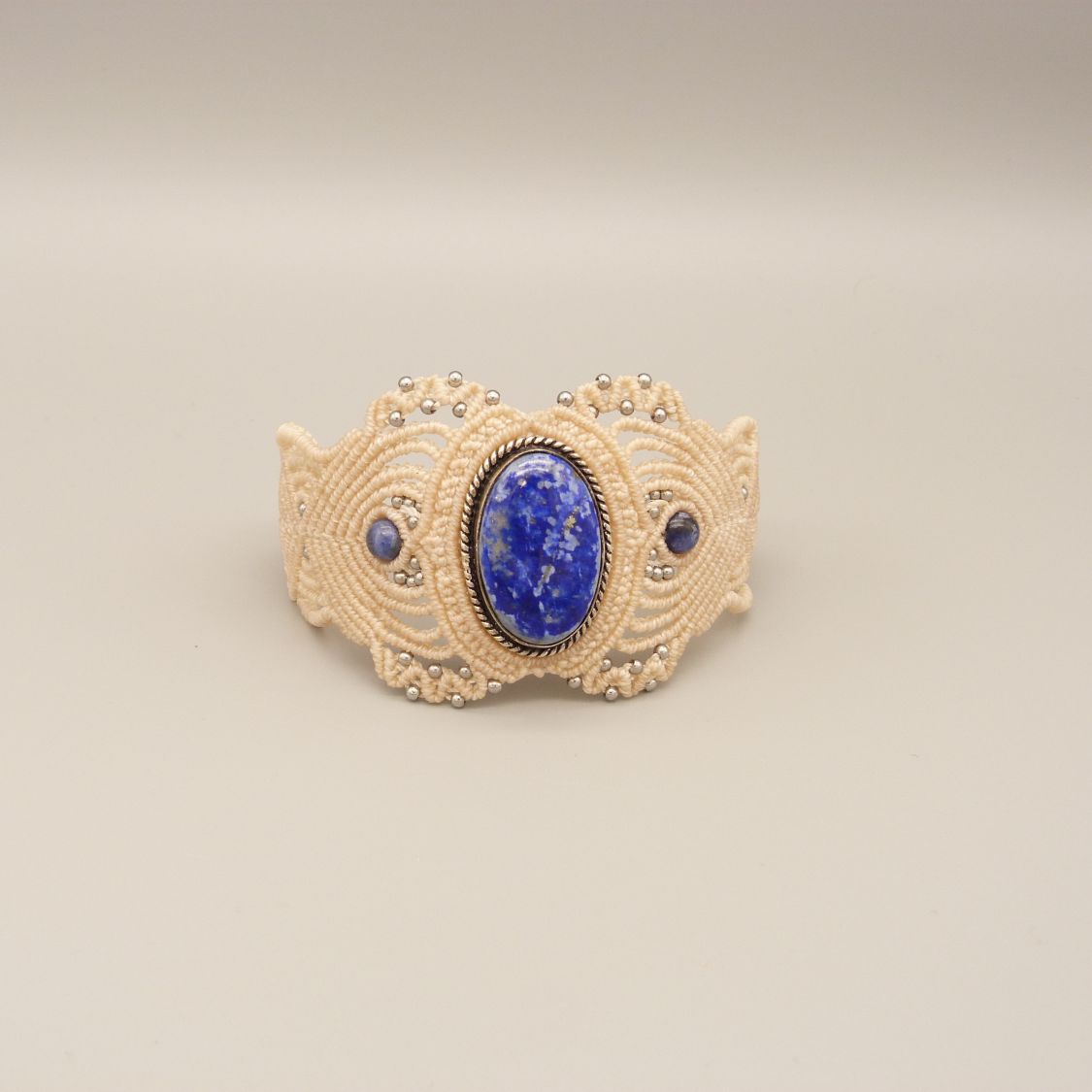 Lys beige mikro-makramé armbånd med lapis lazuli