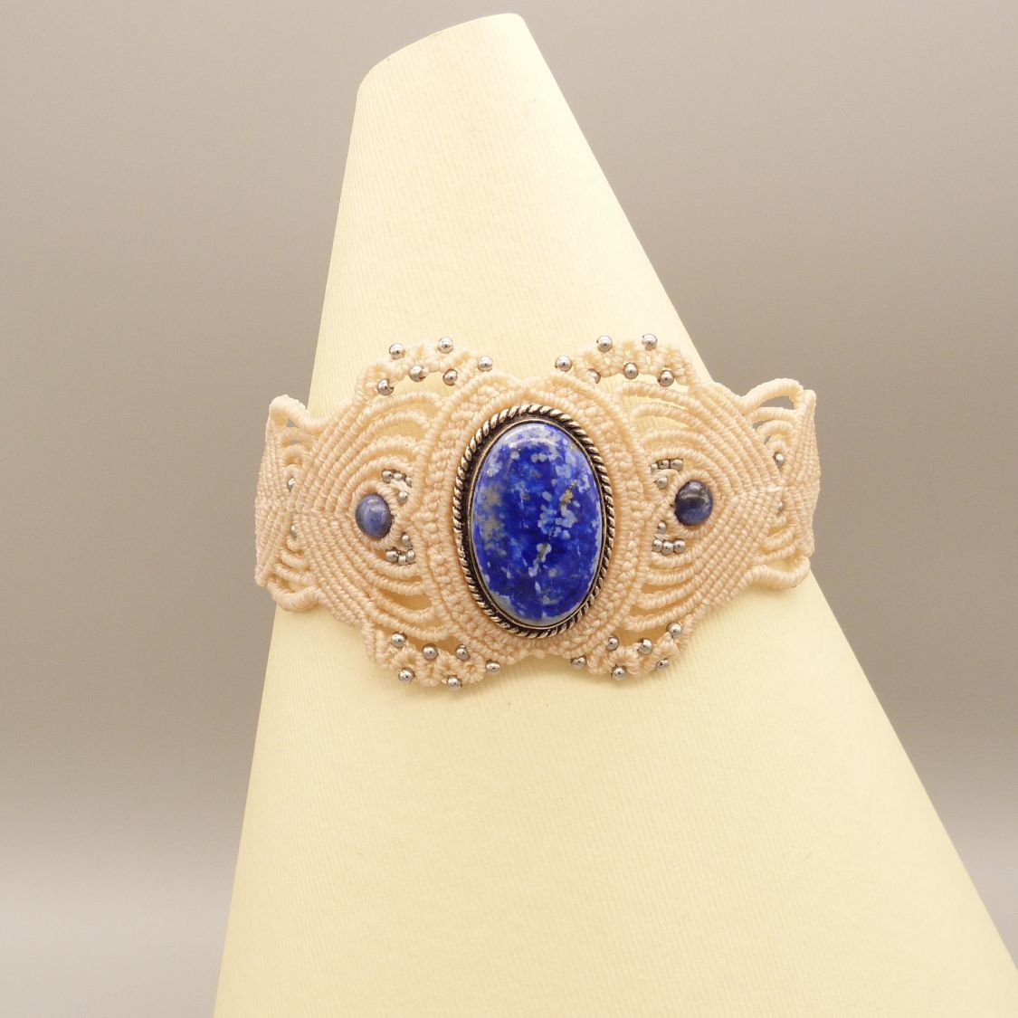 Lys beige mikro-makramé armbånd med lapis lazuli