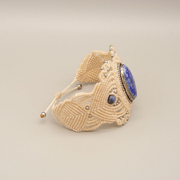 Lys beige mikro-makram&eacute; armb&aring;nd med lapis lazuli