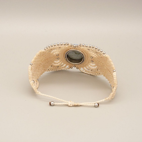 Lys beige mikro-makram&eacute; armb&aring;nd med en agat