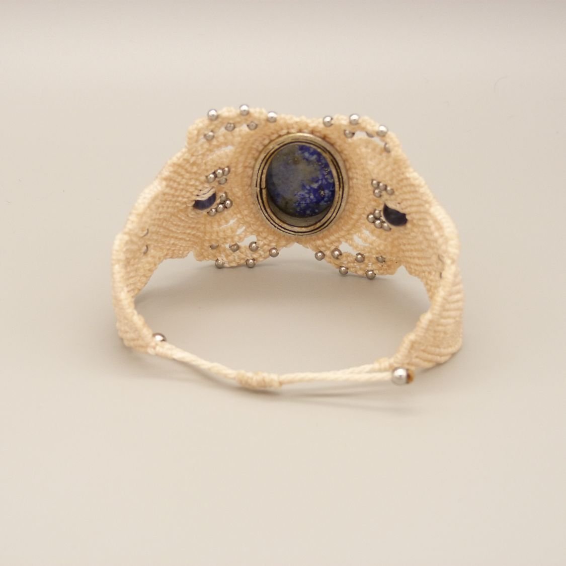 Lys beige mikro-makramé armbånd med lapis lazuli