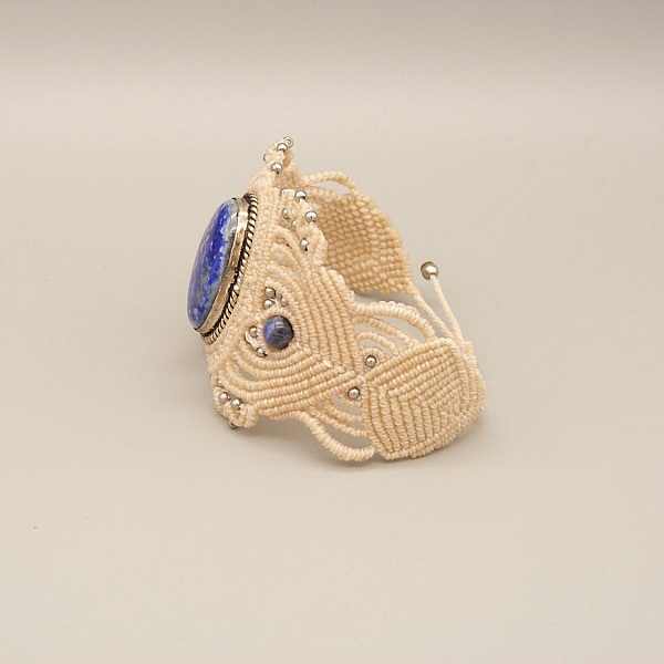 Lys beige mikro-makram&eacute; armb&aring;nd med lapis lazuli