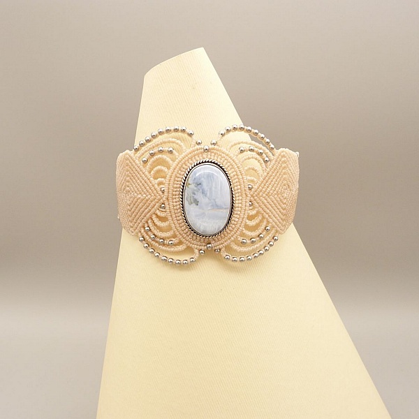 Lys beige mikro-makram&eacute; armb&aring;nd med en agat