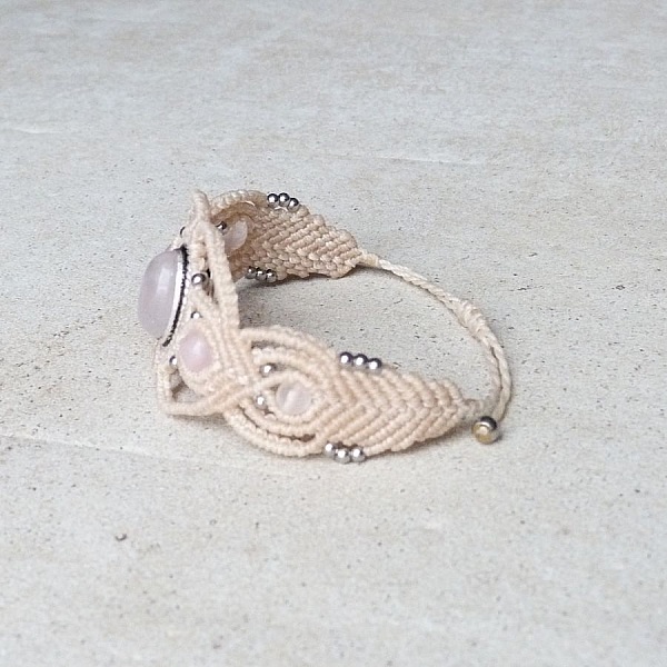 Off-white mikro-makram&eacute; armb&aring;nd med en rosenkvarts stein