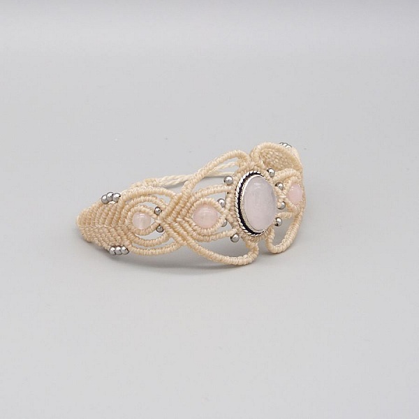 Off-white mikro-makram&eacute; armb&aring;nd med en rosenkvarts stein