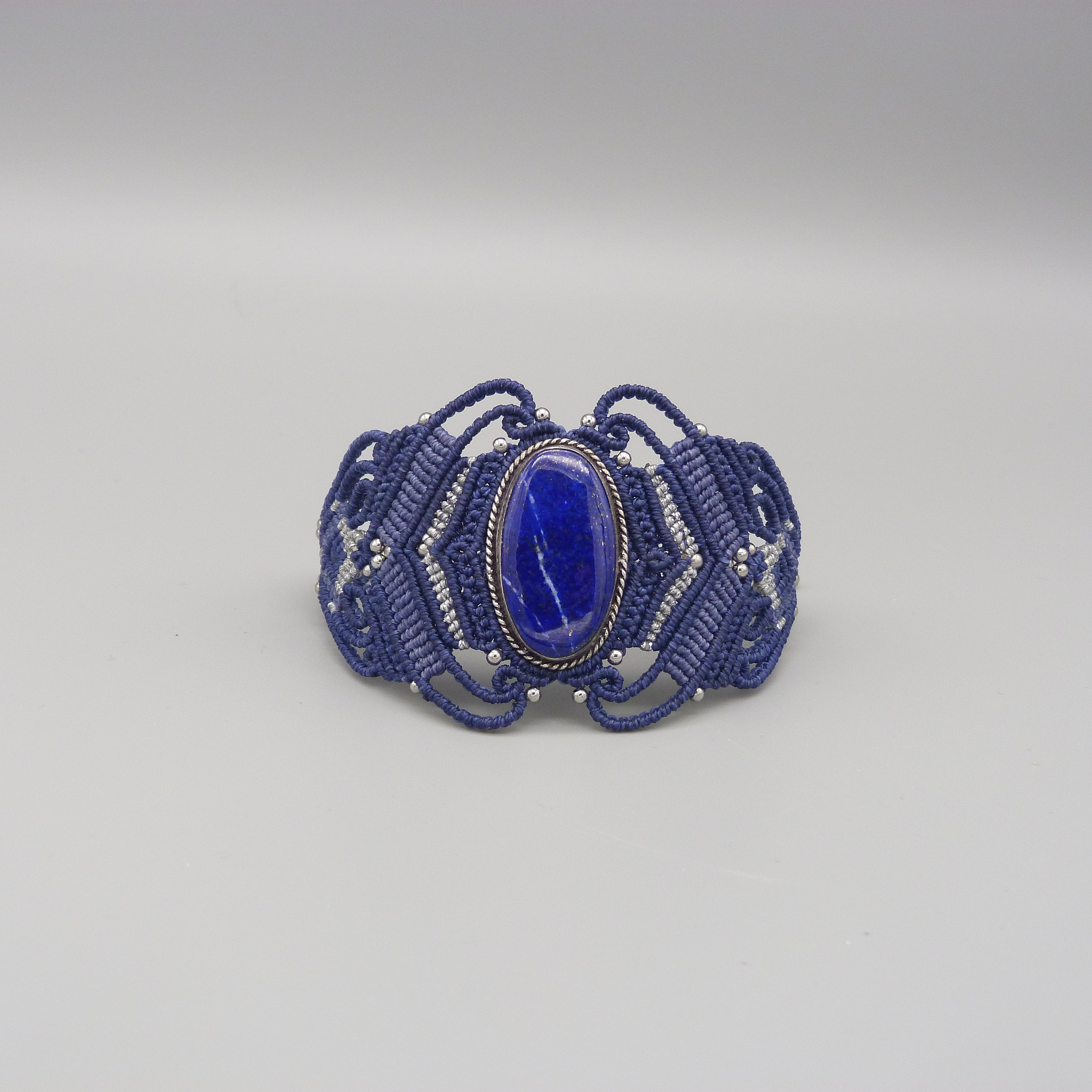 Commande personnalis&eacute;e : Bracelet en micro-macram&eacute; bleu nuit avec un lapis lazuli serti de m&eacute;tal argent&eacute;