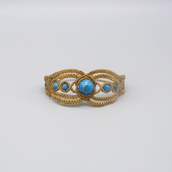 Lysebrunt mikromakram&eacute;armb&aring;nd med apatittperler