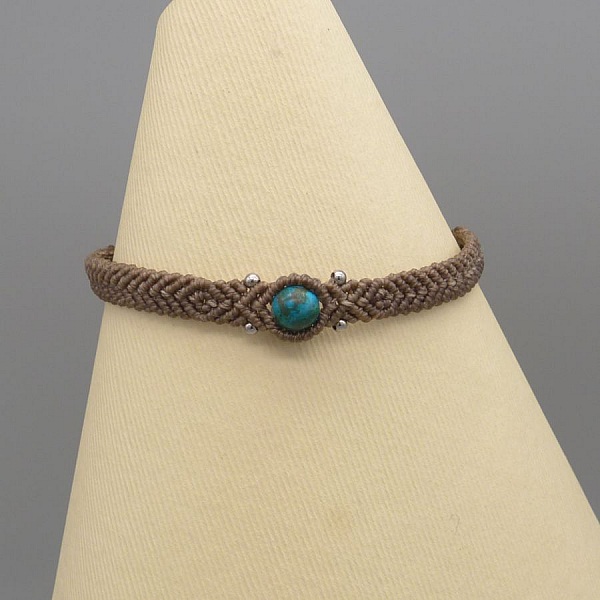 Bracelet en micro-macram&eacute; couleur noisette avec une perle en chrysocolle
