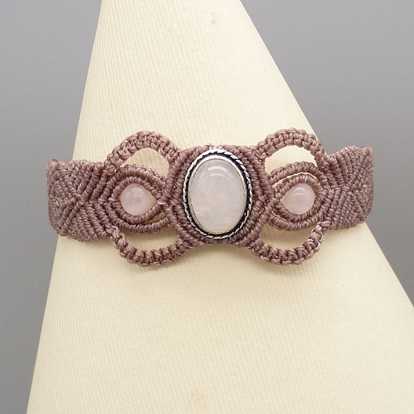 Bracelet en micro-macram&eacute; couleur taupe avec une pierre sertie quartz rose