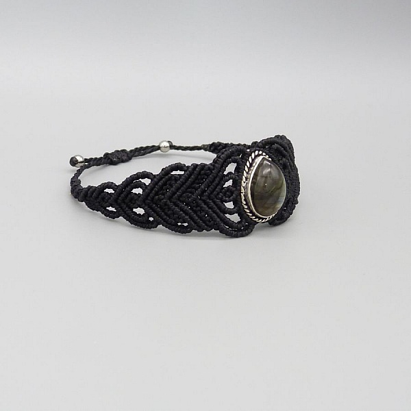 Svart mikromakram&eacute;armb&aring;nd med en labradoritt satt i midten