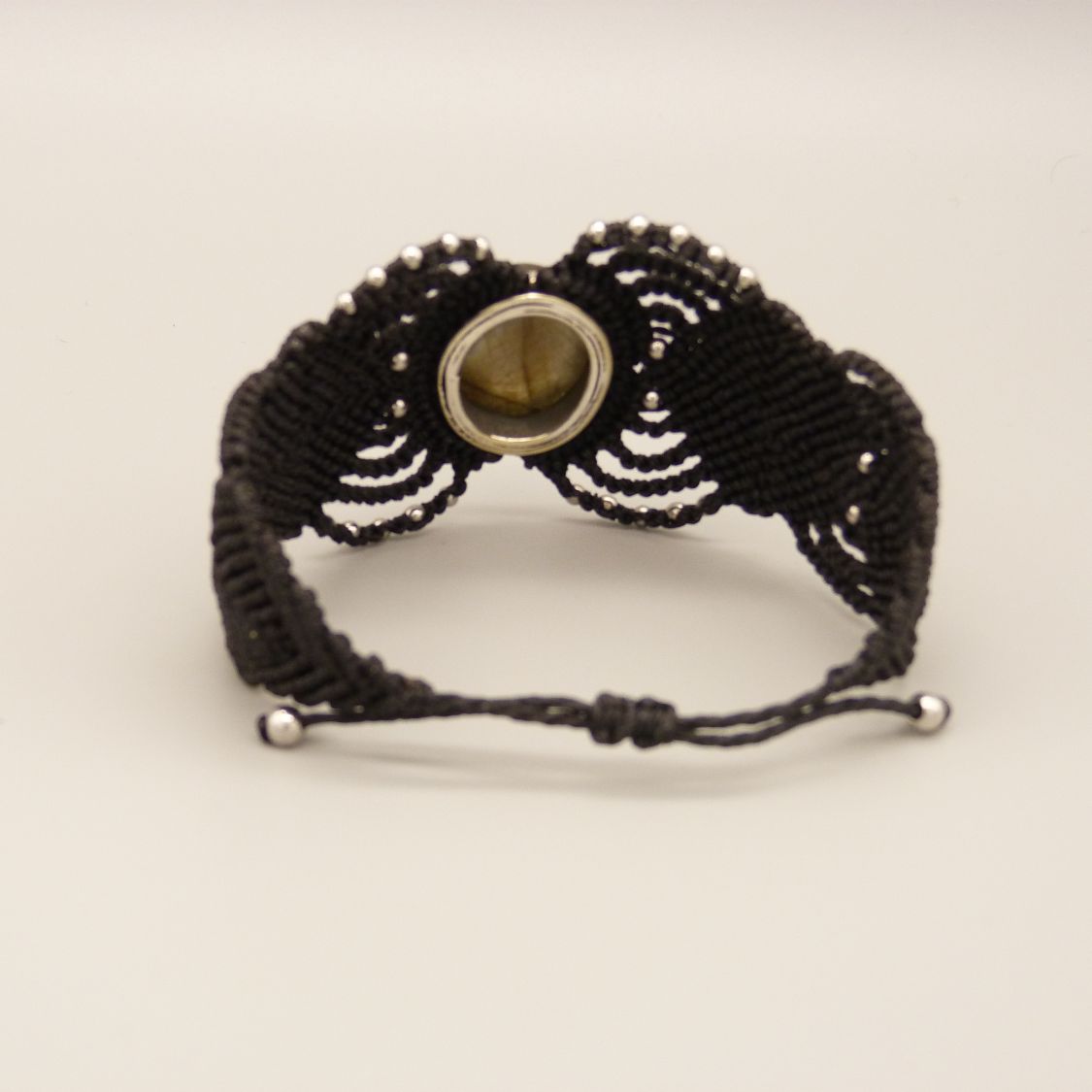 Svart mikromakraméarmbånd med en labradoritt satt i midten