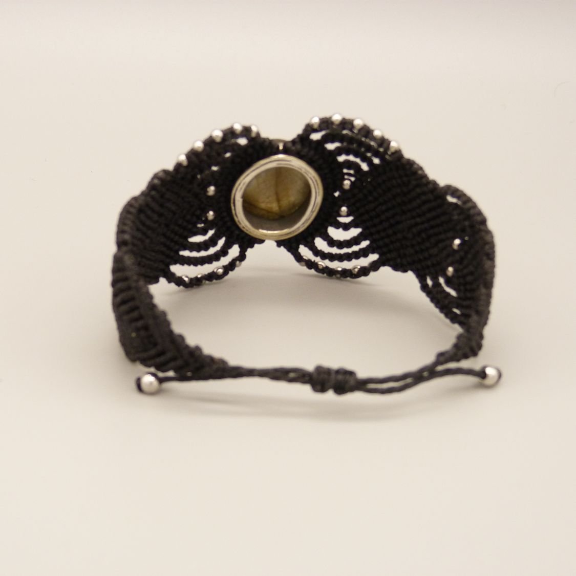 Svart mikromakraméarmbånd med en labradoritt satt i midten