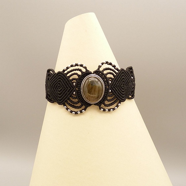 Svart mikromakram&eacute;armb&aring;nd med en labradoritt satt i midten