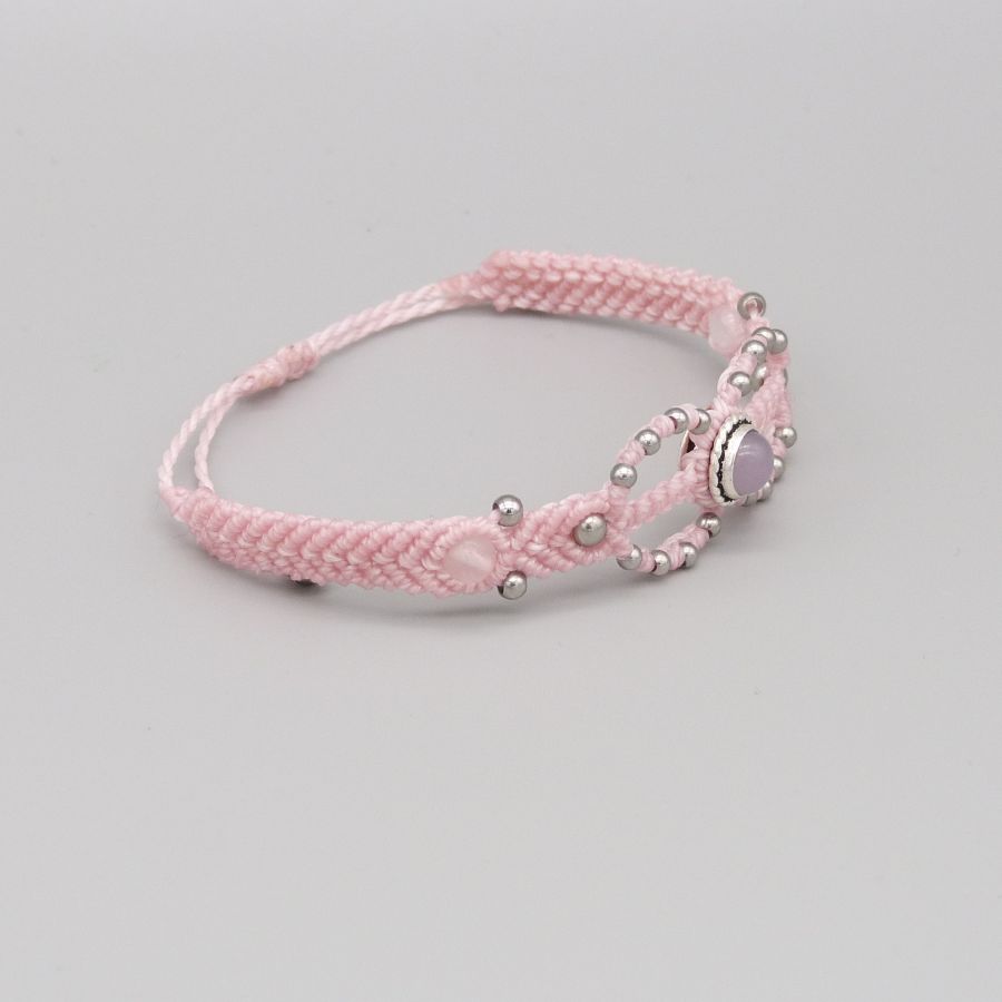 Rosa mikromakraméarmbånd med en rosa kvarts stein