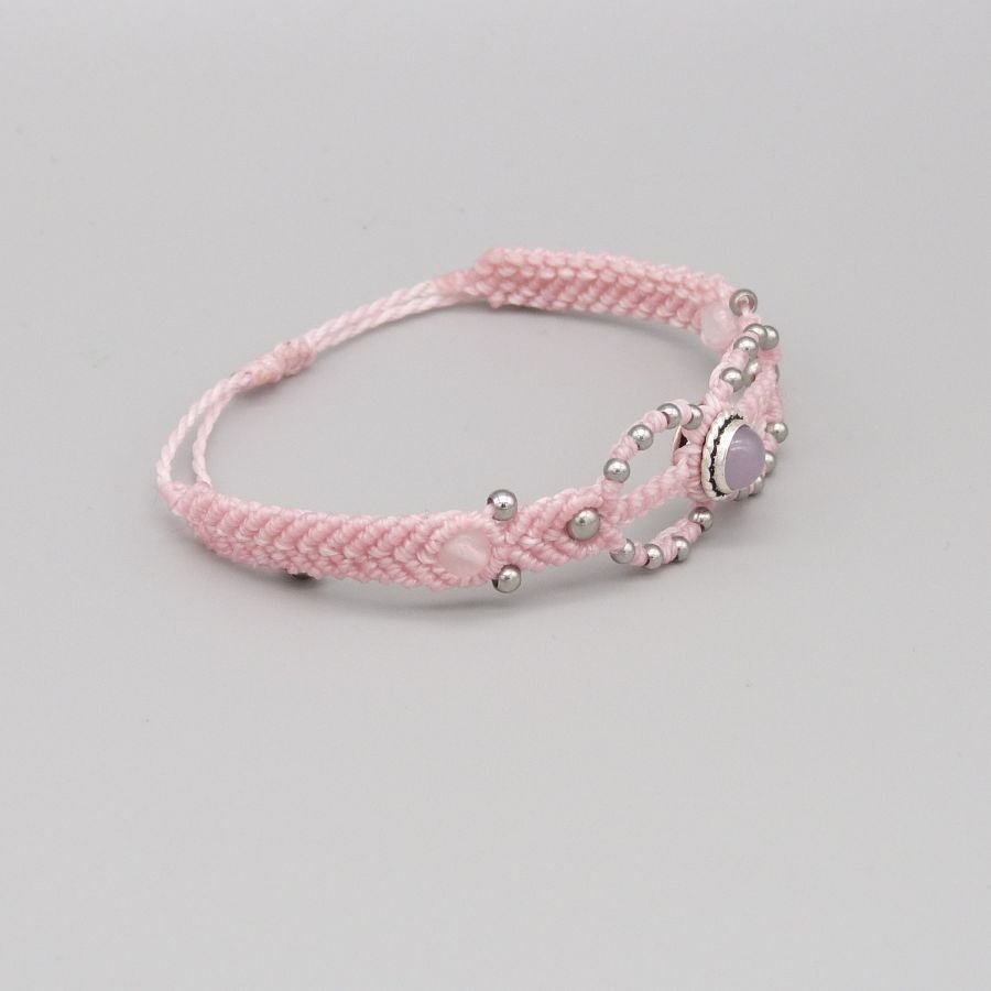 Rosa mikromakraméarmbånd med en rosa kvarts stein