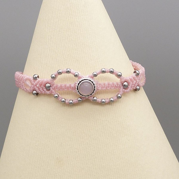 Rosa mikromakram&eacute;armb&aring;nd med en rosa kvarts stein