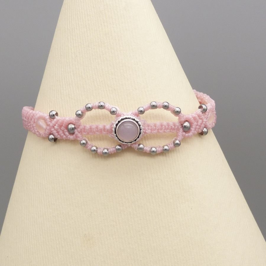 Rosa mikromakraméarmbånd med en rosa kvarts stein