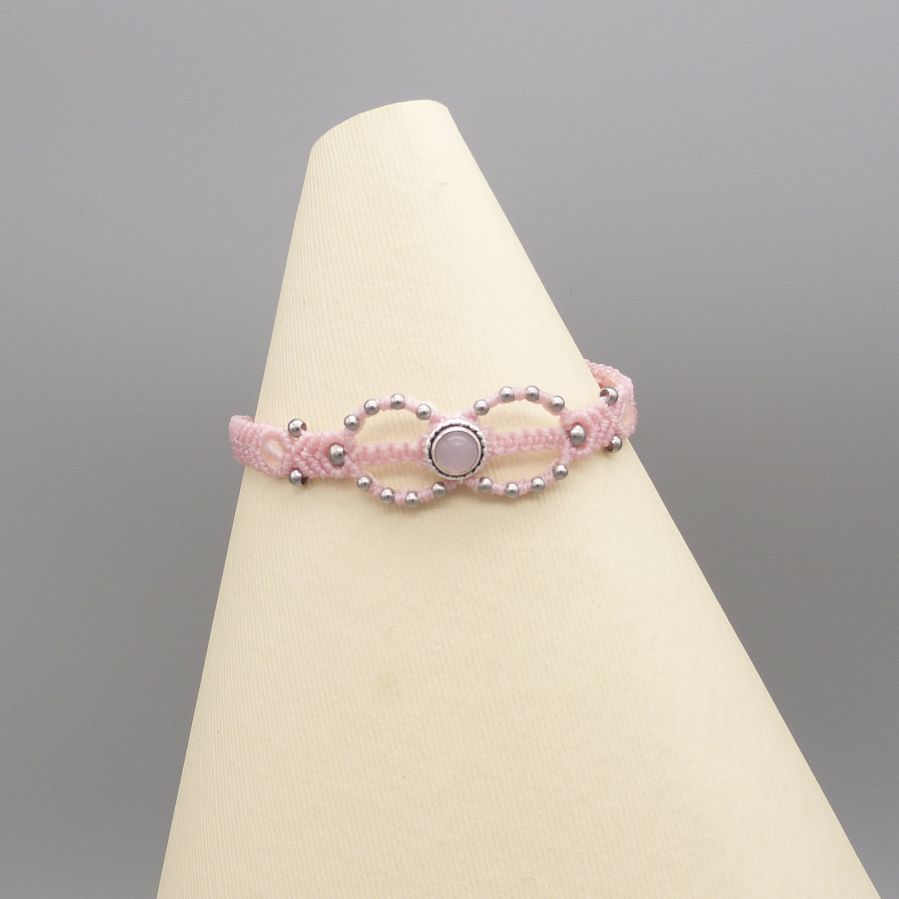 Rosa mikromakraméarmbånd med en rosa kvarts stein