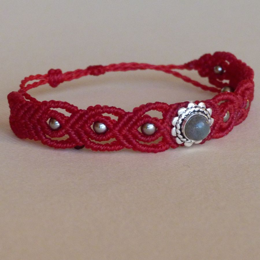 Rødt mikromakraméarmbånd med labradoritt innfattet i metall