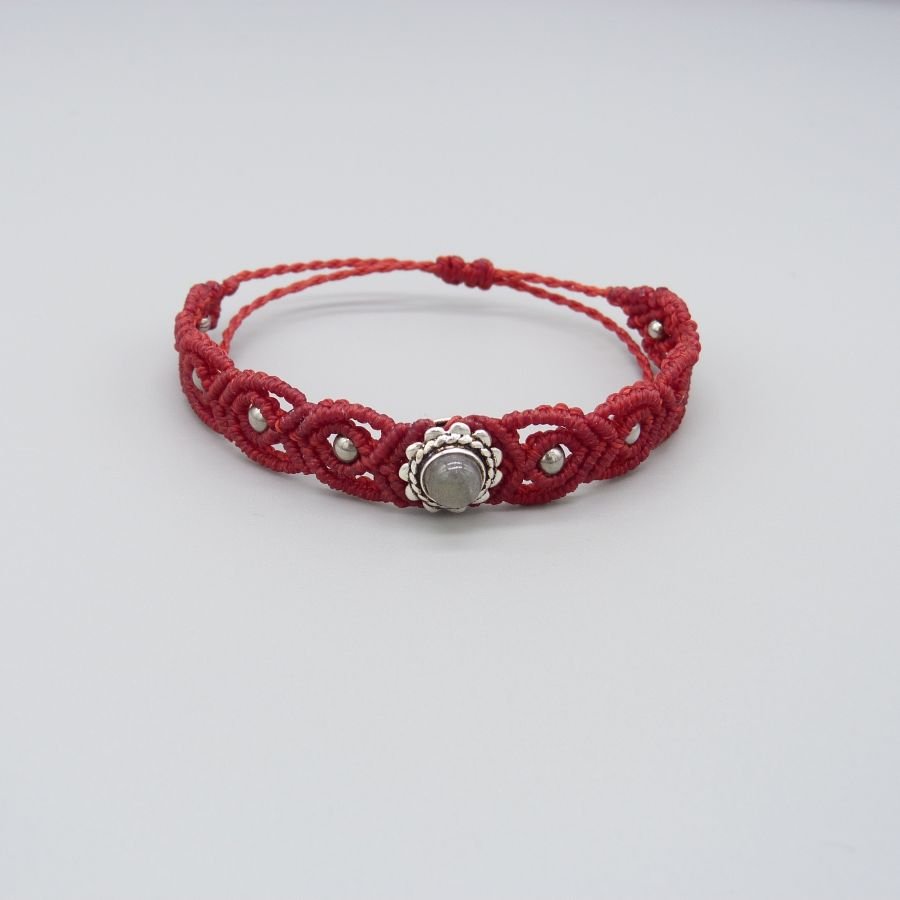 Rødt mikromakraméarmbånd med labradoritt innfattet i metall