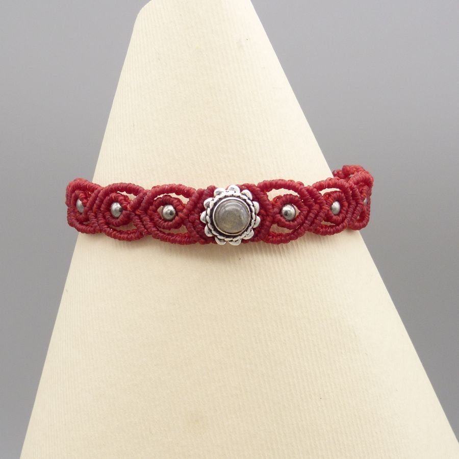 Rødt mikromakraméarmbånd med labradoritt innfattet i metall