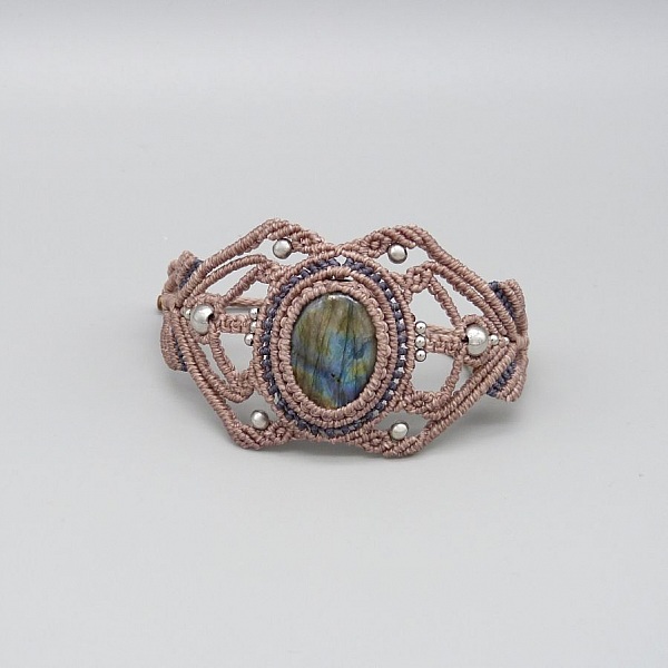 Taupe mikro-makram&eacute; armb&aring;nd med en labradoritt