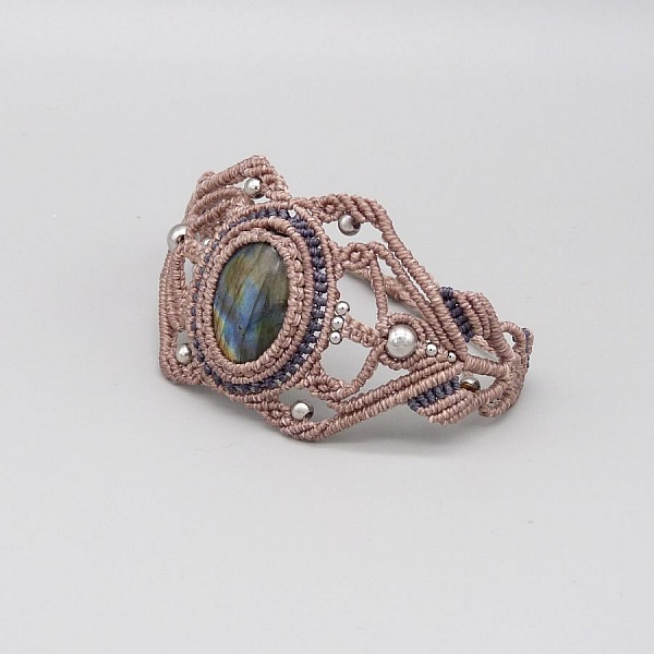 Taupe mikro-makram&eacute; armb&aring;nd med en labradoritt