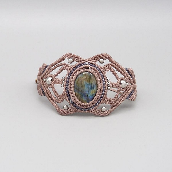 Taupe mikro-makram&eacute; armb&aring;nd med en labradoritt