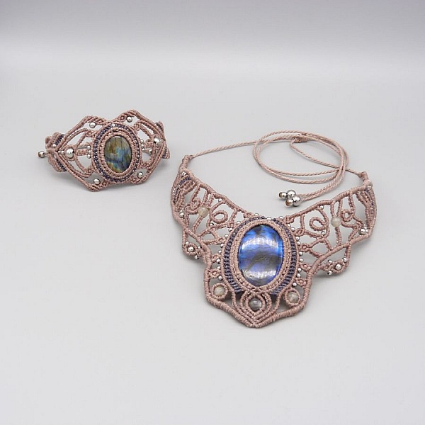 Taupe mikro-makram&eacute; armb&aring;nd med en labradoritt