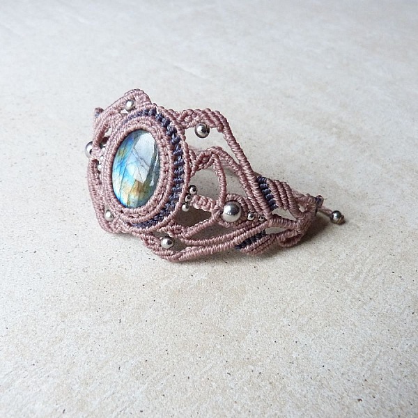 Taupe mikro-makram&eacute; armb&aring;nd med en labradoritt