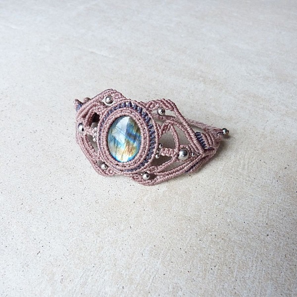 Taupe mikro-makram&eacute; armb&aring;nd med en labradoritt