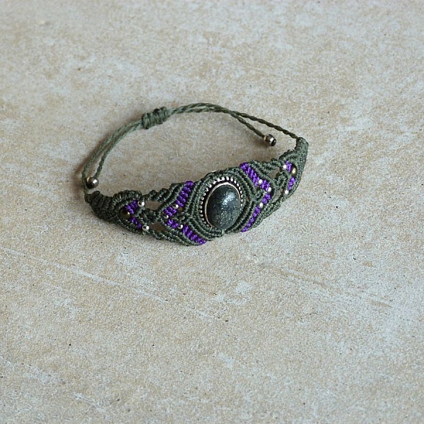 Gr&oslash;nt mikromakram&eacute;armb&aring;nd med stein innfattet i metall