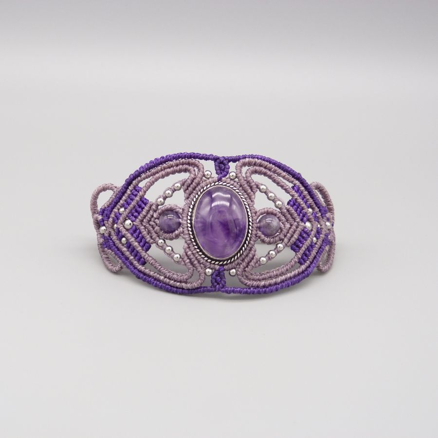 Lilla mikromakraméarmbånd med en ametyst satt i midten