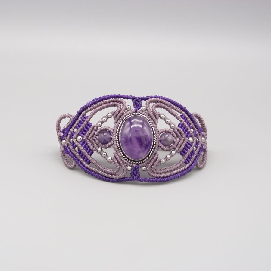 Lilla mikromakraméarmbånd med en ametyst satt i midten