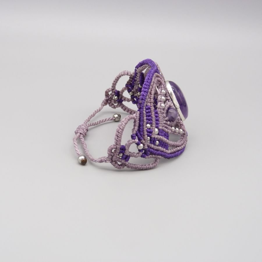 Lilla mikromakraméarmbånd med en ametyst satt i midten