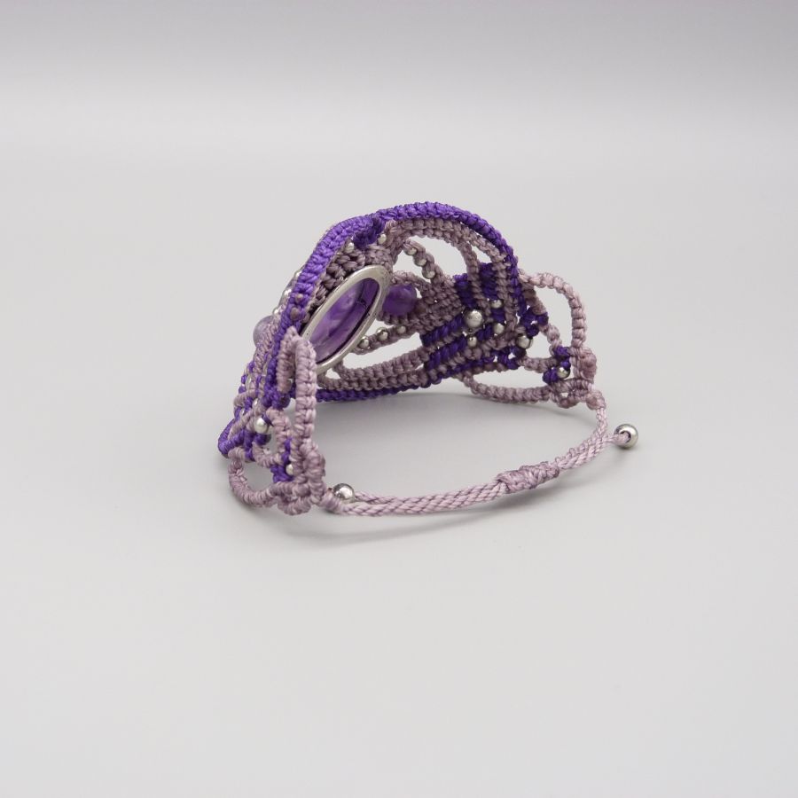 Lilla mikromakraméarmbånd med en ametyst satt i midten