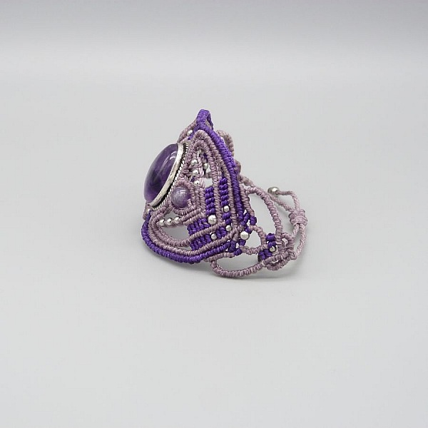 Lilla mikromakram&eacute;armb&aring;nd med en ametyst satt i midten