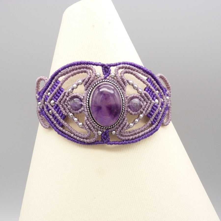 Lilla mikromakraméarmbånd med en ametyst satt i midten