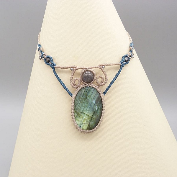 Collier beige en micro-macram&eacute; avec une labradorite
