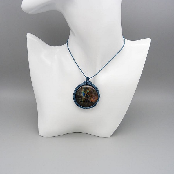 Collier bleu canard en micro-macram&eacute; avec une labradorite