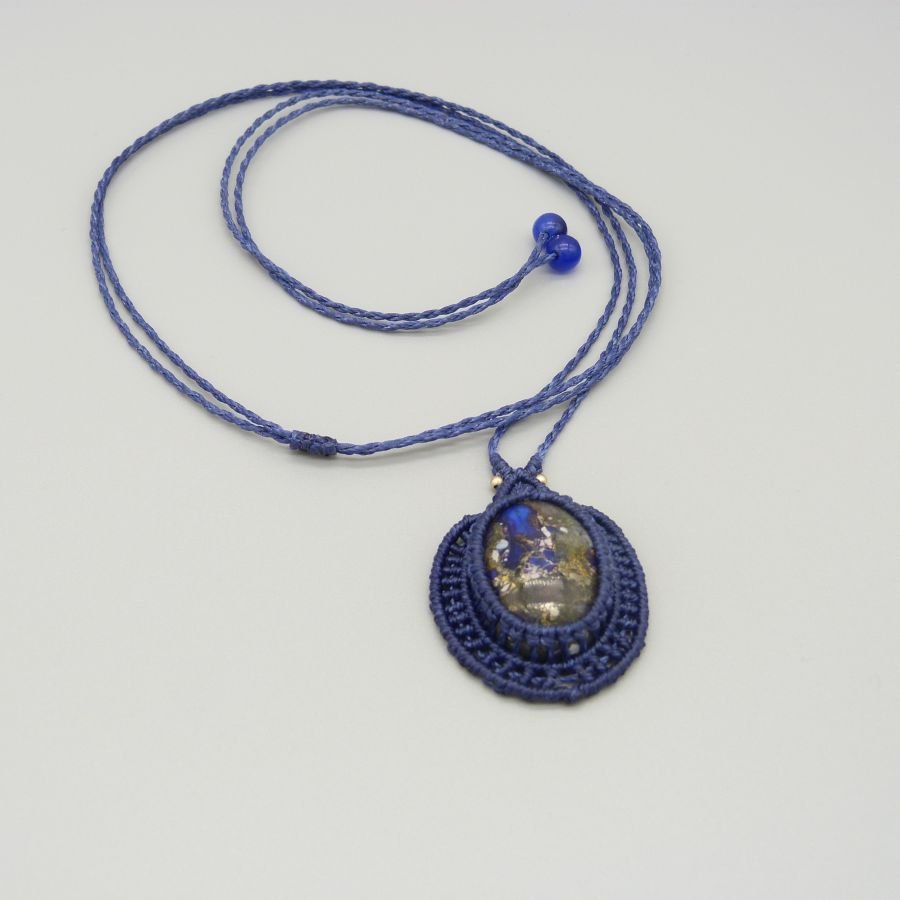 Mørkeblått mikro-makramé halskjede med en stein cabochon