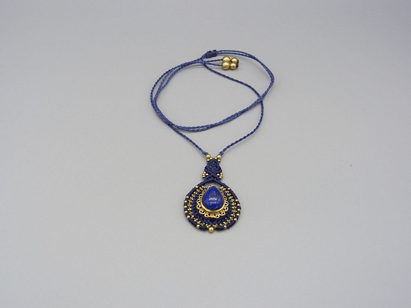 collier bleu nuit en micro-macram&eacute; avec un lapis lazuli serti de laiton
