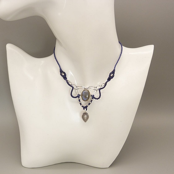 Midnattsbl&aring;tt halskjede i mikromakram&eacute; med en labradoritt i midten.