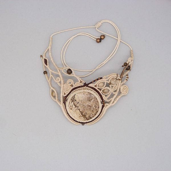 collier couleur sable en micro-macram&eacute; avec cabochon en bois p&eacute;trifi&eacute;