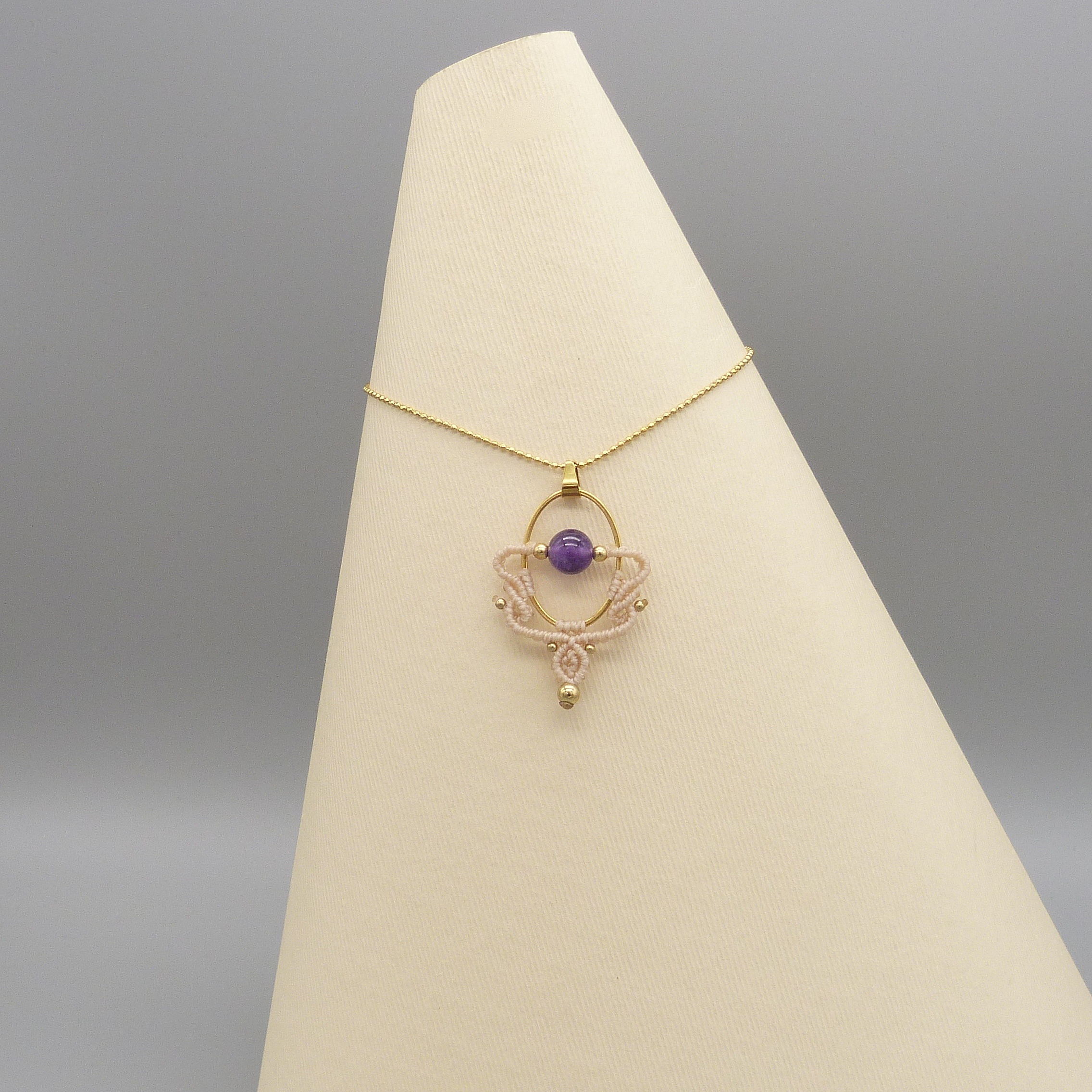 Collier couleur sable en micro-macram&eacute;  avec une perle am&eacute;thyste