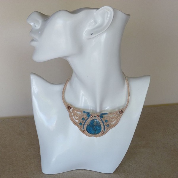 Sandfarget halskjede i mikromakram&eacute; med medaljong av naturlig apatittstein