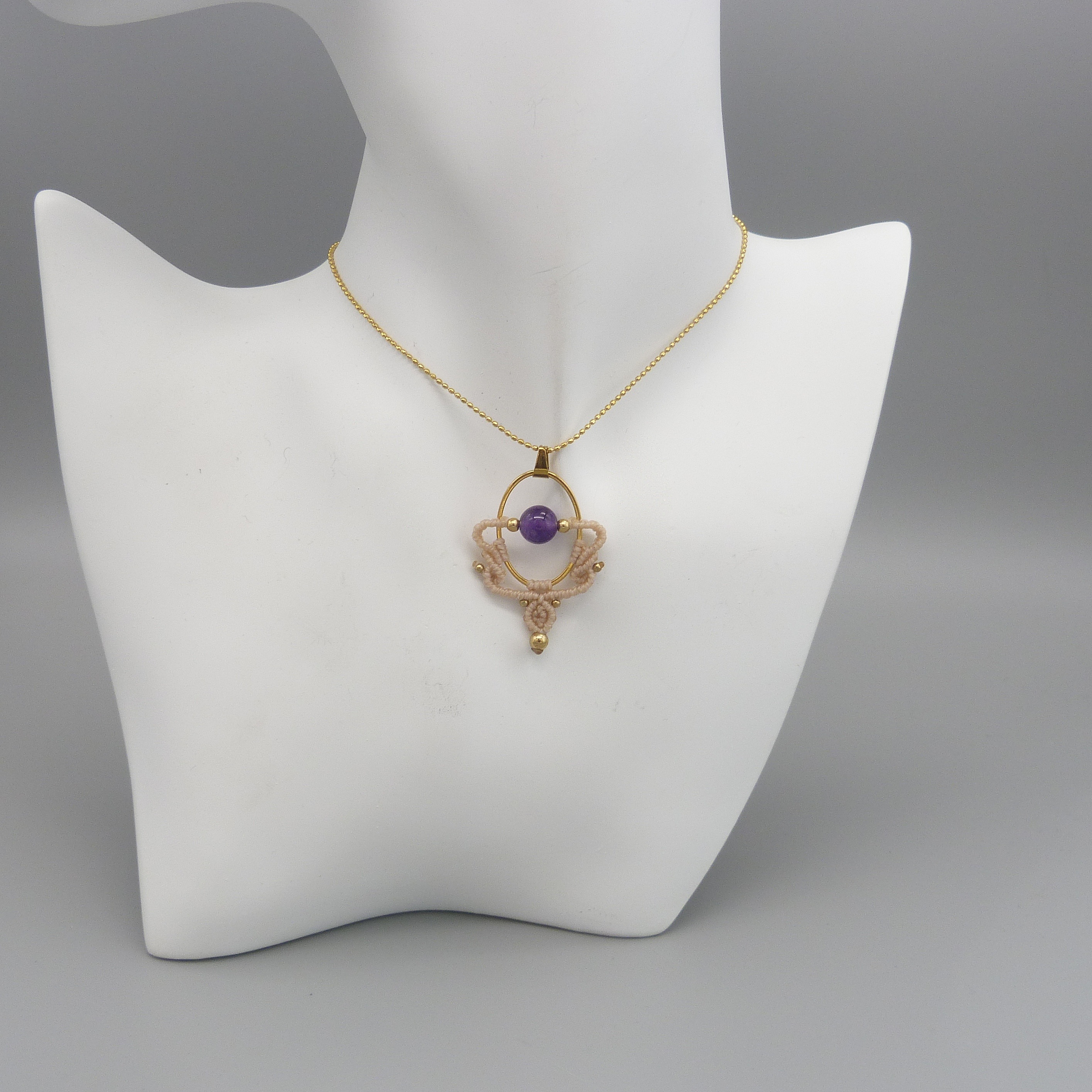 Collier couleur sable en micro-macram&eacute;  avec une perle am&eacute;thyste