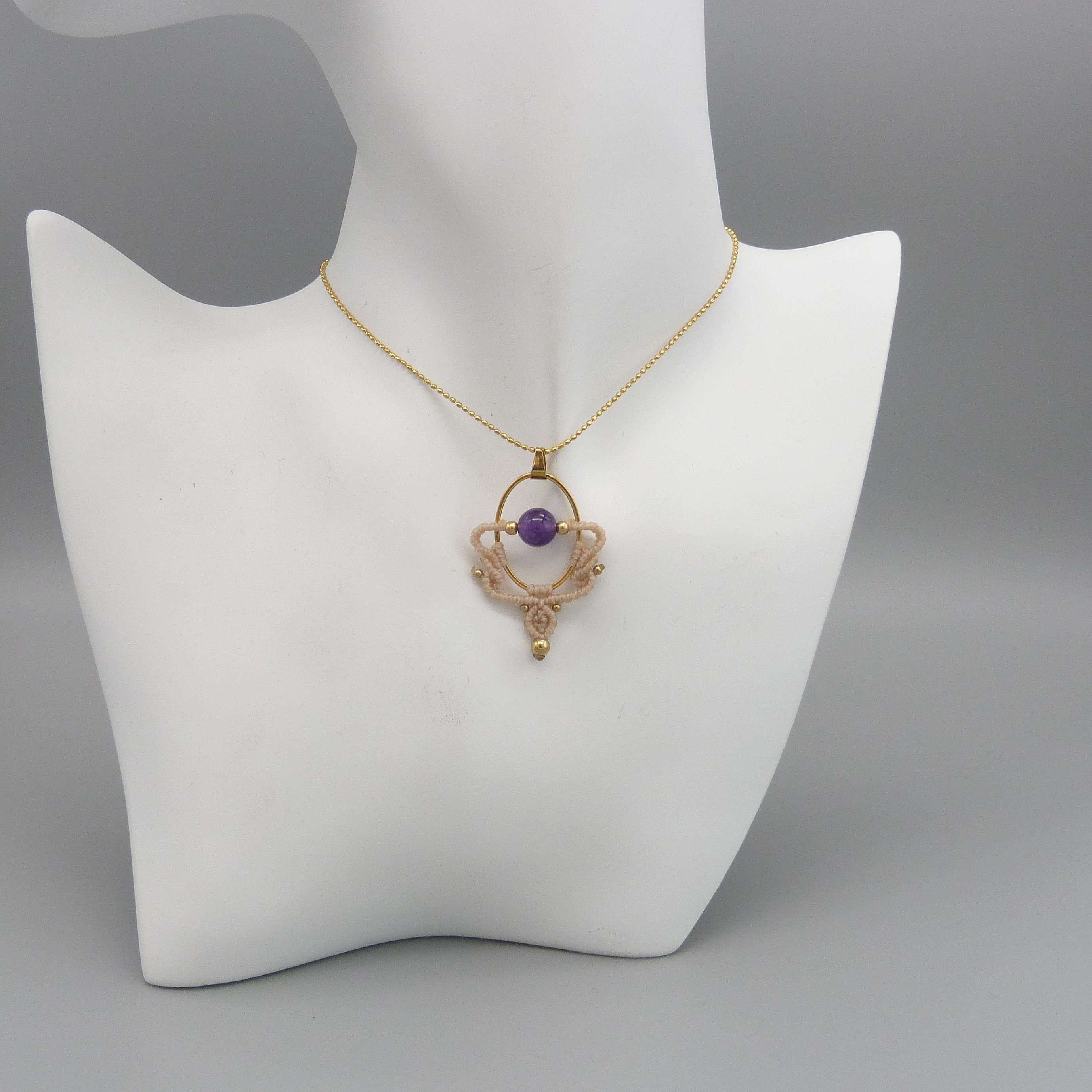 Collier couleur sable en micro-macram&eacute;  avec une perle am&eacute;thyste