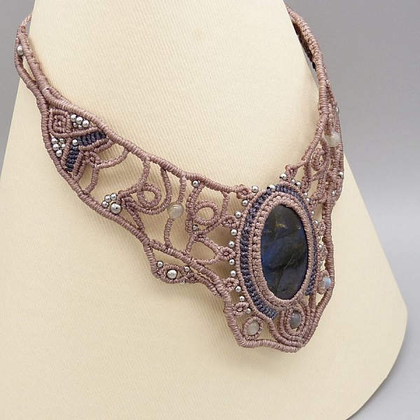 Taupe-farget halskjede i mikromakram&eacute; med en vakker labradoritt